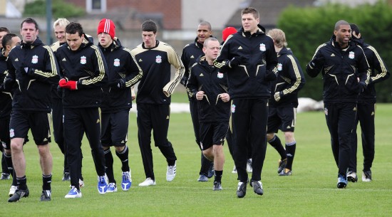 理性追星，新鹏城vs成都赛后有球迷跳下看台与韦世豪合影