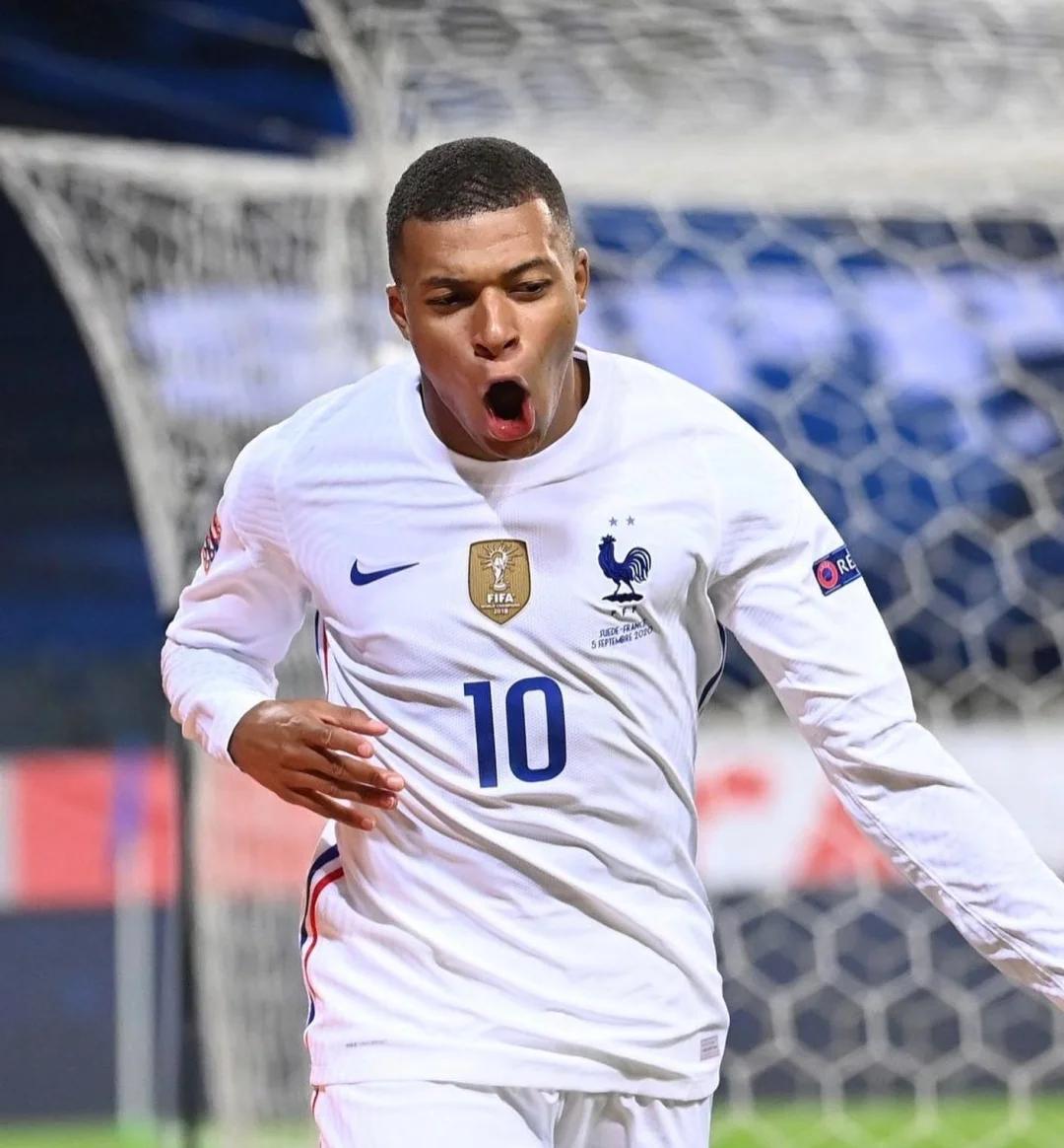 2-1！95分钟绝杀 英超13.1亿豪门18场不败终结 5.5亿战舰10轮9胜（英超2-1定胜负：95分钟绝杀，13.1亿豪门18场不败止步，5.5亿劲旅10轮9胜）