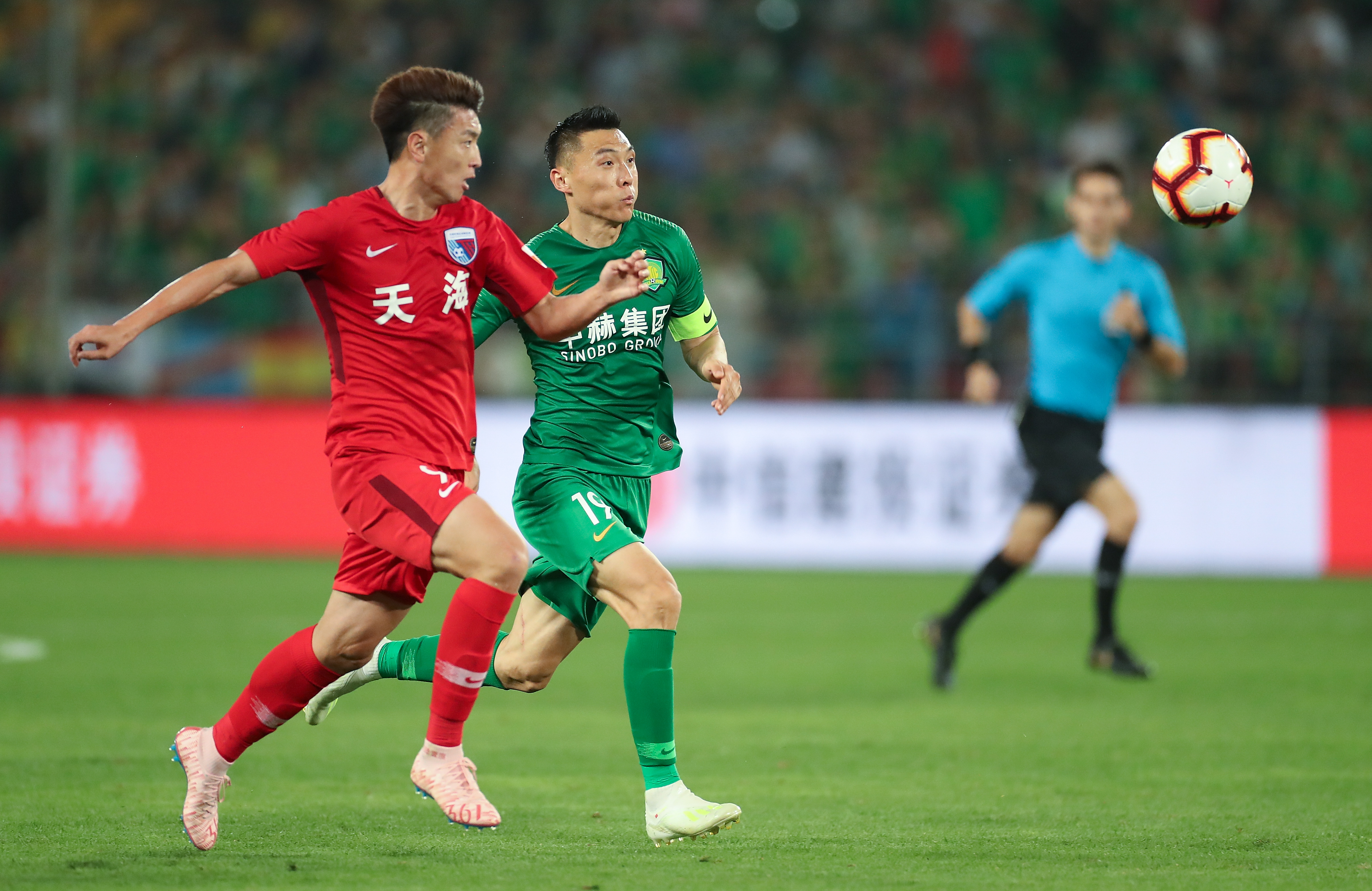 英联杯半场：谢尔基世界波，鲍伯伤退，曼城1-0布伦特福德（英联杯半场战报：谢尔基轰世界波，鲍伯伤退，曼城暂1-0领先布伦特福德）