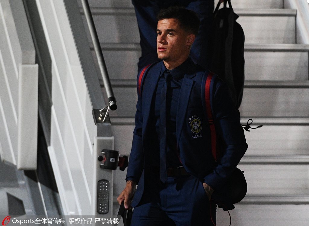 特朗普获国际足联首届和平奖，美国队实力最强，称梅西与C罗相当，展现其对足球的热爱与支持。