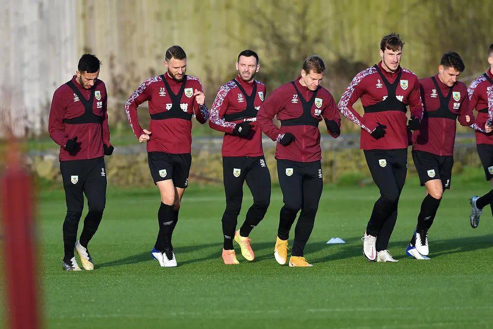 世体：亚马尔和巴萨都从未考虑过手术，始终选择保守治疗（世体：亚马尔与巴萨未将手术纳入选项，一直坚持保守治疗）