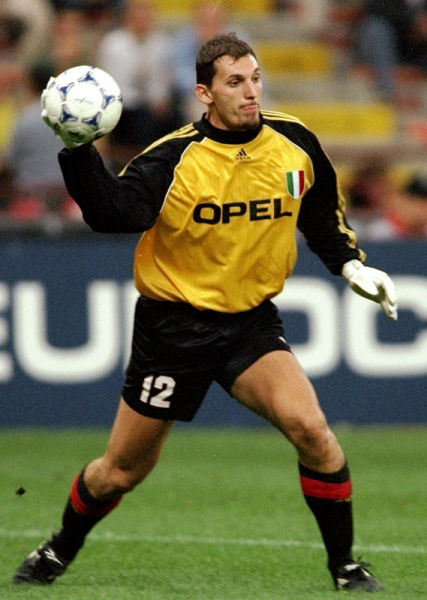 巴萨本赛季相比上赛季同期，胜场、进球数、排名等均出现下滑（巴萨本季较上季同期，胜场、进球与排名全面走低）