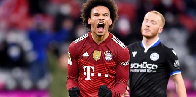 最快百球先生！哈兰德领取英超100球纪念球