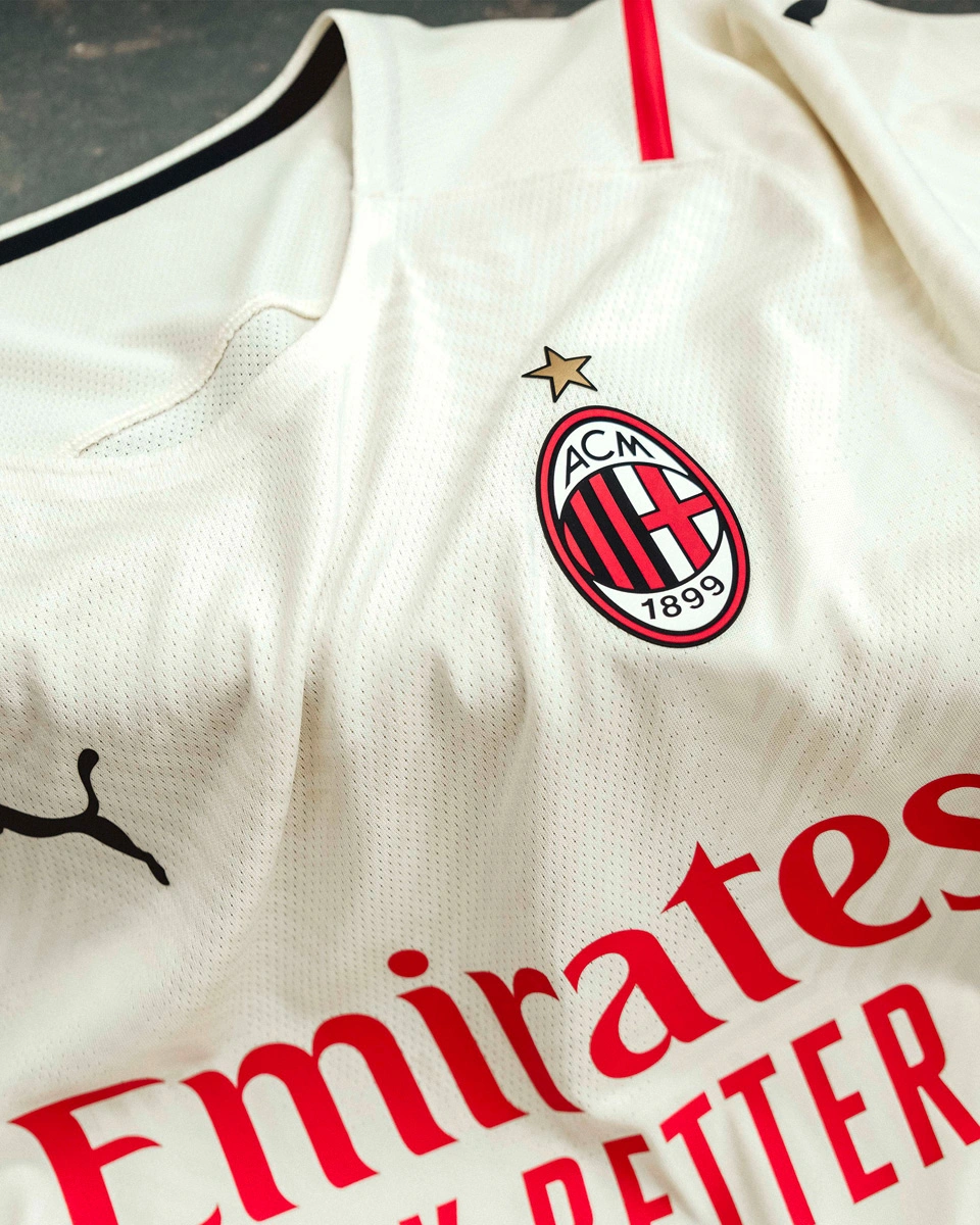 波兰足协谴责投掷烟火球迷：绝不容忍任何违反安全规定的行为（波兰足协痛斥向场内投掷烟火的球迷：对任何破坏安全的行为零容忍）