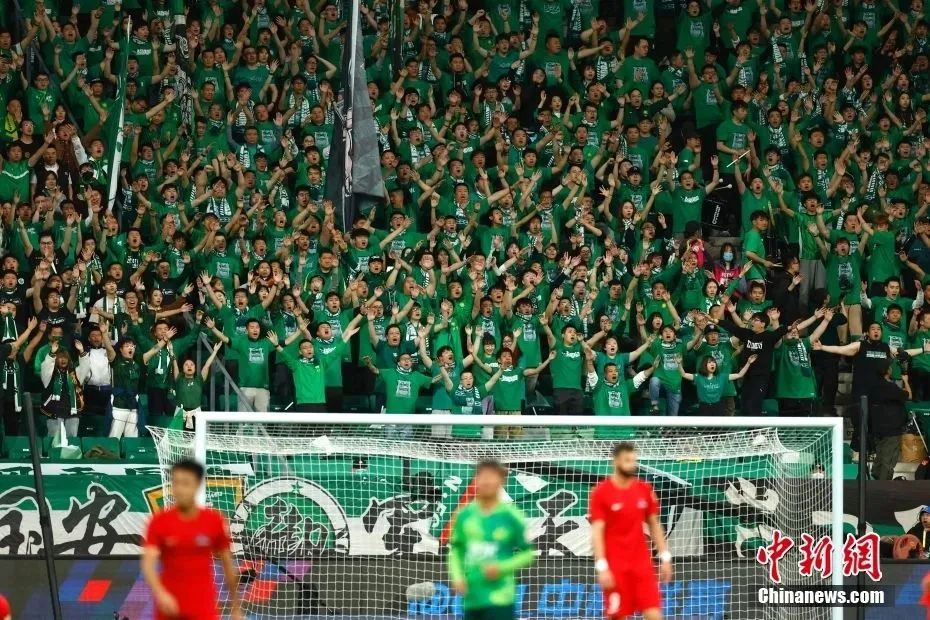 队友羡慕你留洋吗？王博豪：羡慕，我出去有房住